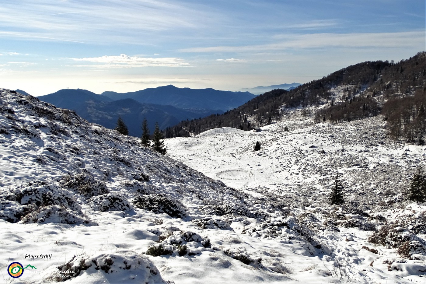 47 Sguardo indietro con la pozza circolare ghiacciata coperta di neve e vista in Canto Alto sullo sfondo.JPG